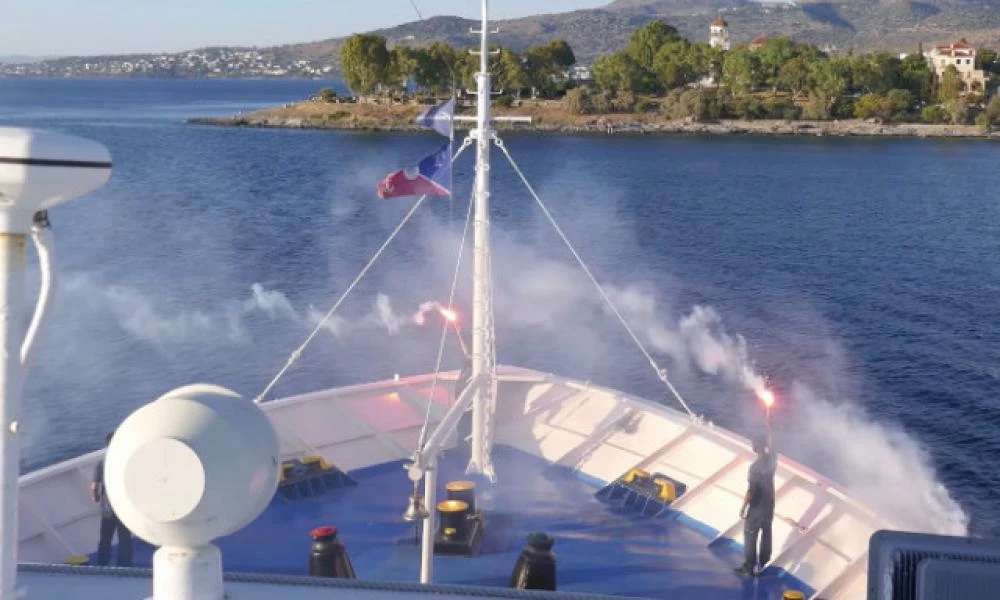 Εντυπωσιακός χαιρετισμός στον Άγιο Σώστη από το πλοίο Apollon Hellas (βίντεο)
